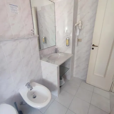 Tirreno Hotell *